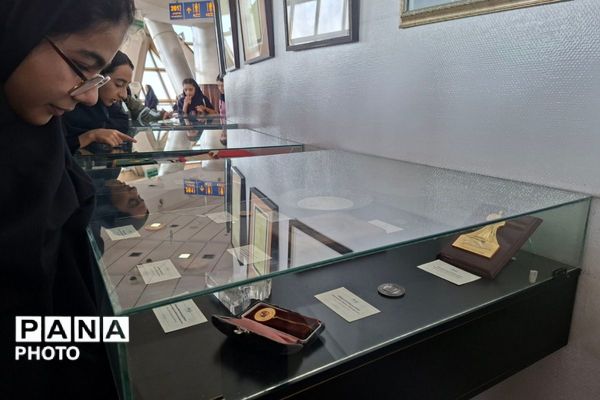 بازدید پرشور دختران دبیرستان قیام و بعثت‌۲ از بلندترین نماد پایتخت