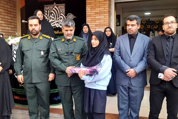 برگزاری مراسم گرامیداشت هفته بسیج در مدرسه شهید زهره‌وند قرچک