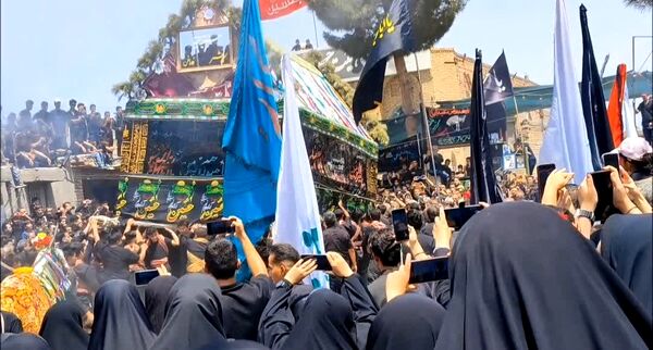 اجرای آیین کهن نخل‌گردانی و بیل‌زنی در روستای فدافن