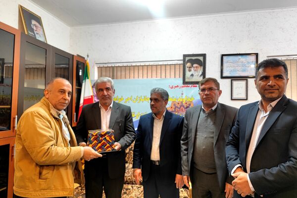 تجلیل ازوالدین جانباز در دبیرستان شاهد شهید معزی