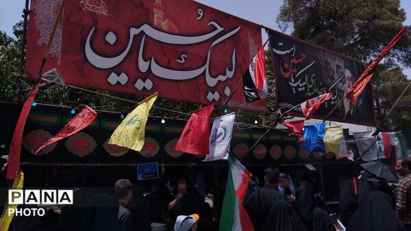 نسیم عشق در قم؛ میزبانی موکب ها از پیروان انقلاب