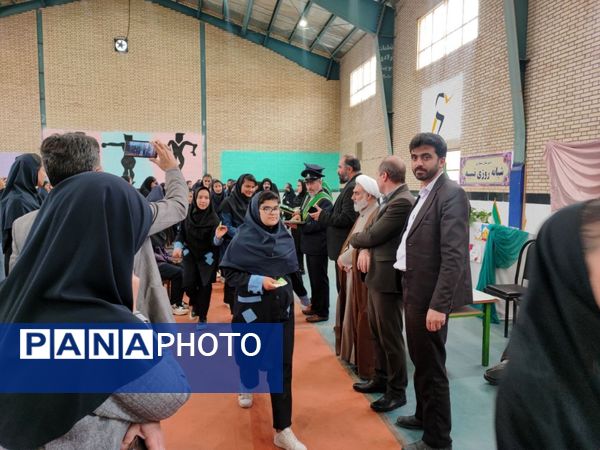 استقبال مسئولان و دانش‌آموزان دبیرستان عشایری نسیبه و امید انقلاب از خادمان حرم حضرت معصومه(س)