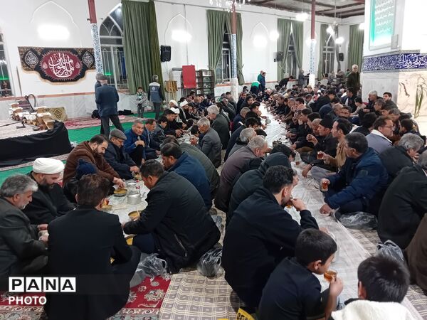  سفره های ساده افطار در امامزاده سید محمد (ع) کاشمر 