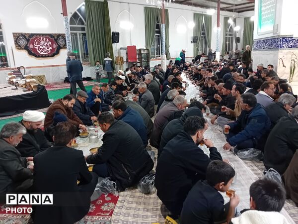  سفره های ساده افطار در امامزاده سید محمد (ع) کاشمر 