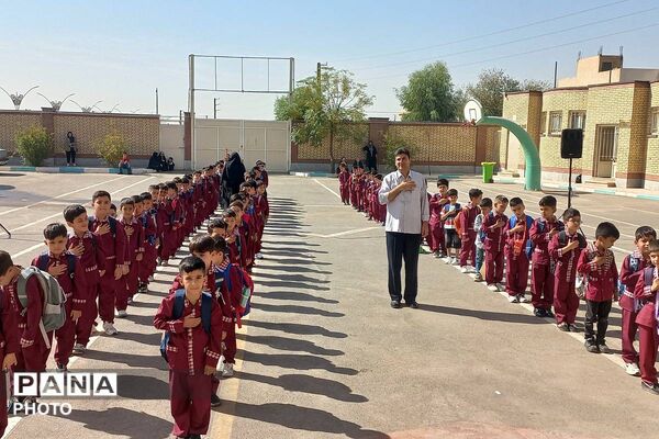  جشن شکوفه‌ها در دبستان امام رضا(ع) قیامدشت با حضور جمعی از مسئولان