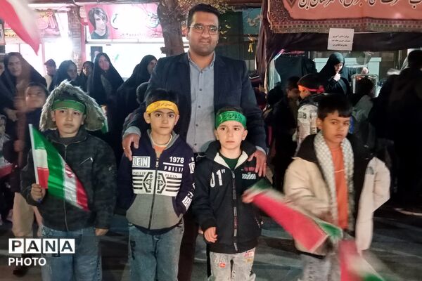 اینجا دانش‌آموزان و فرهنگیان میدان‌داری می‌کنند