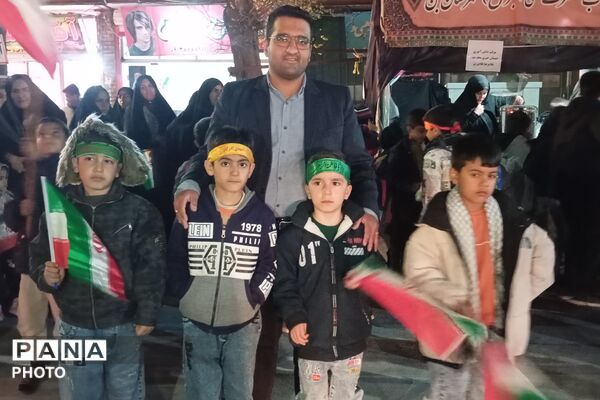 اینجا دانش‌آموزان و فرهنگیان میدان‌داری می‌کنند