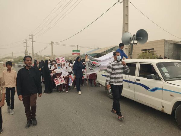 دانش آموزان امروز پرچم داران استقلال و عزت فردا 