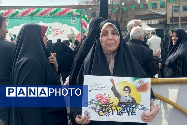 حضور اقشار مختلف مردم شهرری در راهپیمایی ۲۲ بهمن