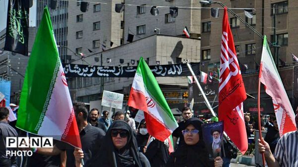 حضور گسترده مردم در مراسم تشییع رهبر شهید در میدان ولیعصر