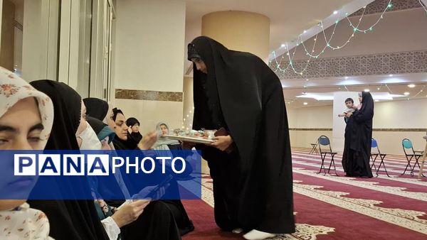 نخستین دیدار معنوی دانش‌آموزان دختر اعزامی به حج عمره با خانه خدا