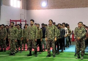 مداحی دانش‌آموز خبرنگار پانا در گردهمایی گردان‌رزمی بیت‌المقدس 