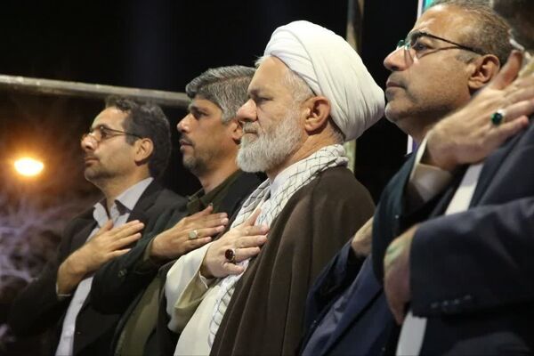 مسئولان در کنار مردم در اجتماع حمایت از نیروهای مسلح در اسدآباد