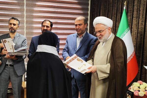 دیدار دختران دانش‌آموز سنندجی با نماینده ولی‌فقیه در کردستان 