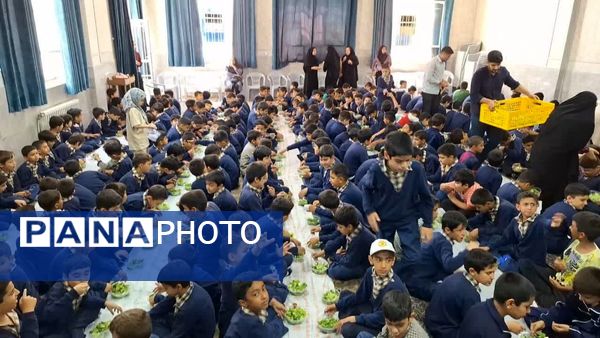 برگزاری جشنوارهٔ کاهو و سکنجبین در دبستان پسرانهٔ پاسداران یزد