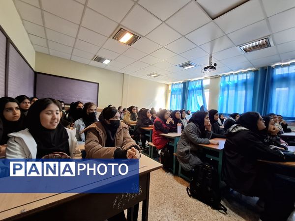 نشست دانش‌آموزی در راستای کیفیت‌بخشی به آموزش در دبیرستان دخترانه نبوت صفادشت