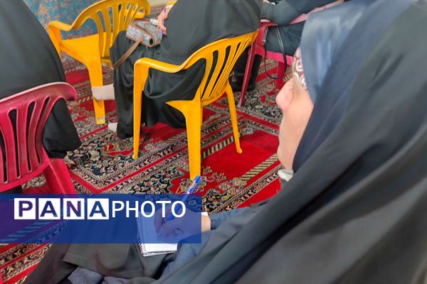 برگزاری جلسه آموزش خانواده در دبیرستان شاهد شهید قاسم سلیمانی