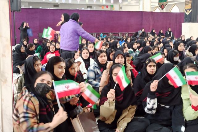 مدرسه شهید لطفی بهارستان‌دو میزبان جشن دهه فجر 