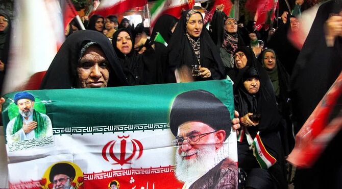 میدان انقلاب فلاورجان میزبان اجتماع مردم و صابر خراسانی شاعر آئینی