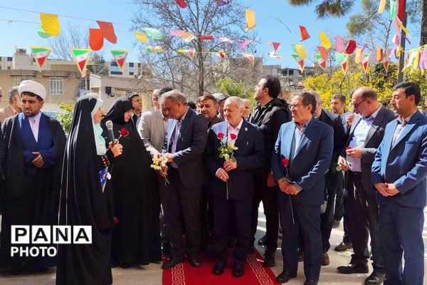 وزیر آموزش و پرورش میهمان دانش‌آموزان مدرسه شاهد دالکی