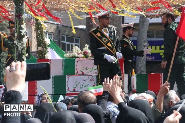  حلما با عروسک‌ها سوگ خانواده شهیدش را در آغوش کشید