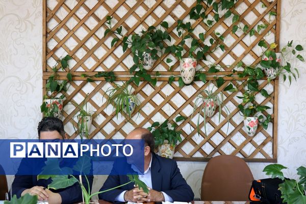 نشست هم‌اندیشی معاونت پرورشی و فرهنگی اداره‌کل آموزش و پرورش با ناحیه 4 مشهد