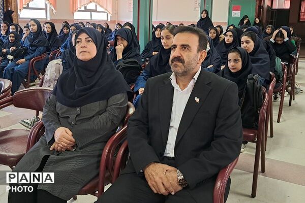 طرح «هر دانش‌آموز یک مهارت» با حضور کارآفرینان برتر شهرستان دماوند ، در دبیرستان احمد ابراهیمی
