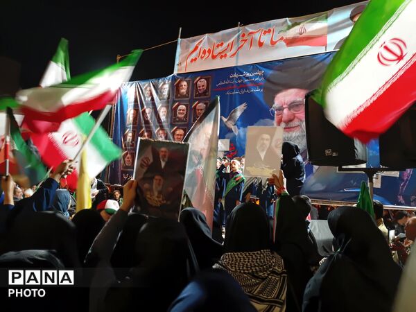 پنجاه و دو شب  در میدان پای کار ایران