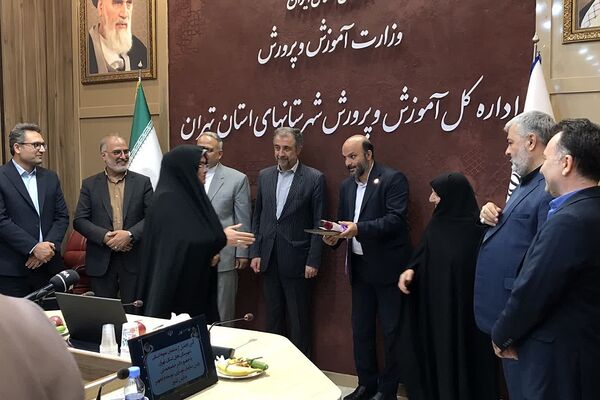 مراسم تقدیر از سفیران مدرسه سازی در اداره کل آموزش و پرورش شهرستانهای استان تهران 