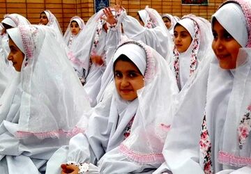 آیین جشن تکلیف دانش‌آموزان مدرسه شاهد شهید‌ مهدی‌ هندویان قم