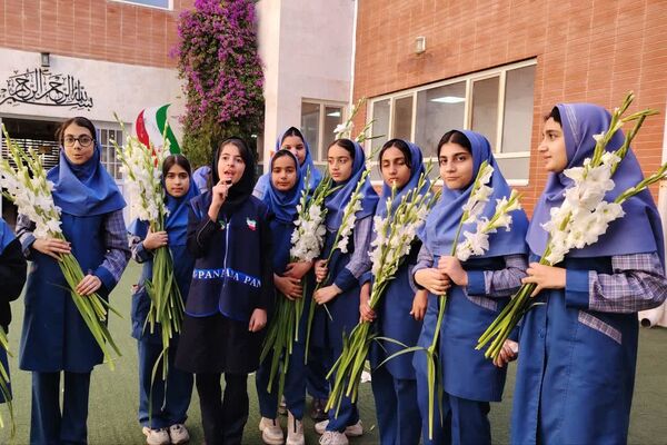 آیین نواختن گلبانگ انقلاب اسلامی با حضور استاندار فارس