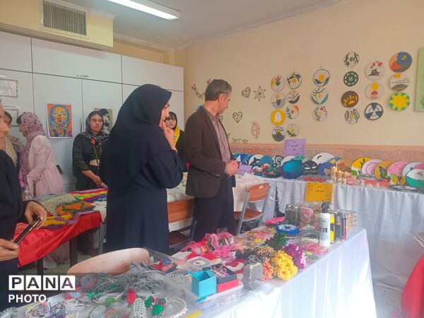 نمایشگاه کار و فناوری در دبیرستان نشاط بهارستان‌دو