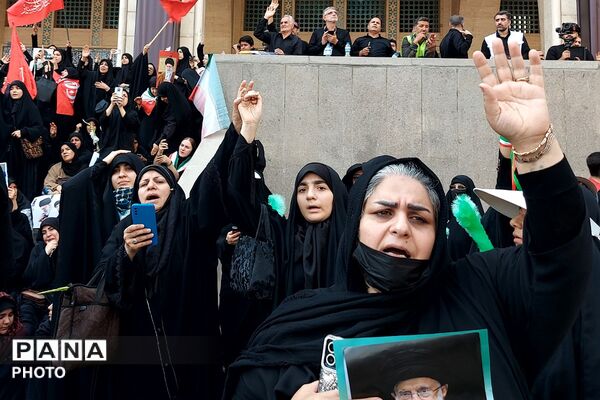 حضور باشکوه خونخواهان رهبر شهید در مصلی امام خمینی(ره) تهران