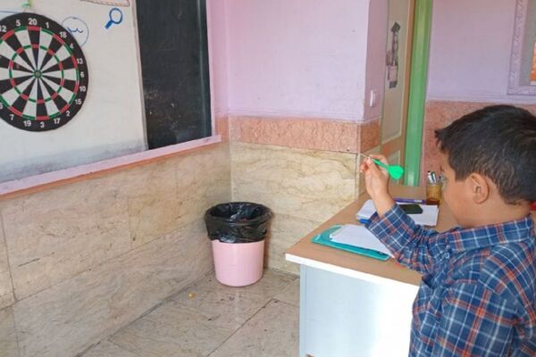 رقابت هوش و دقت در دبستان علامه طباطبایی؛ شور و هیجان در مسابقات شطرنج و دارت