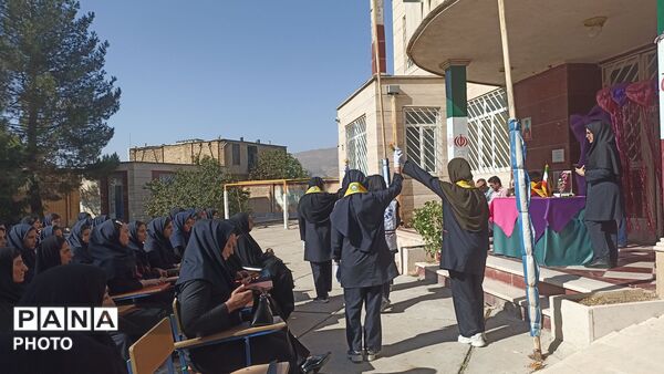 نواختن زنگ مهر و ایثار در دبیرستان ام‌البنین منطقه بیرانشهر