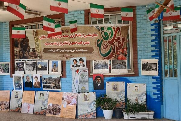 نمایشگاه هفته دفاع مقدس در دبیرستان ملاصدرا ناحیه دو شهرری 