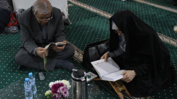 محفل قرآنی خانوادگی و افطاری ساده در مصلی خاتم‌الانبیا زنجان