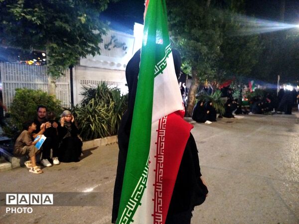 نهمین شب از مراسم عزاداری امام حسین همراه با هئیت زنجیر زنی در حسینیه امام خمینی