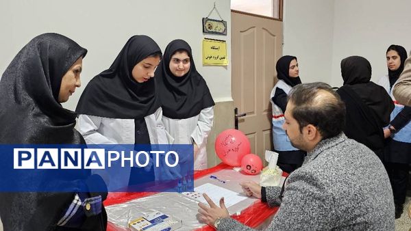 بازدید مسئول پژوهش‌سرای دکتر حسابی از دستاوردهای دانش‌آموزان مدرسه شاهد شهید نوری