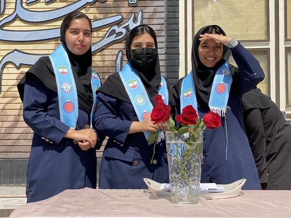 معلمان، مشعل‌داران راه آگاهی در آیینه‌ مهر و خرد