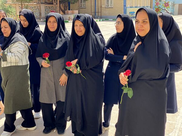 معلمان، مشعل‌داران راه آگاهی در آیینه‌ مهر و خرد