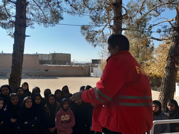 آموزش اطفای حریق و ایمنی به دانش آموزان دبیرستان مادرمهربان خلیل آباد