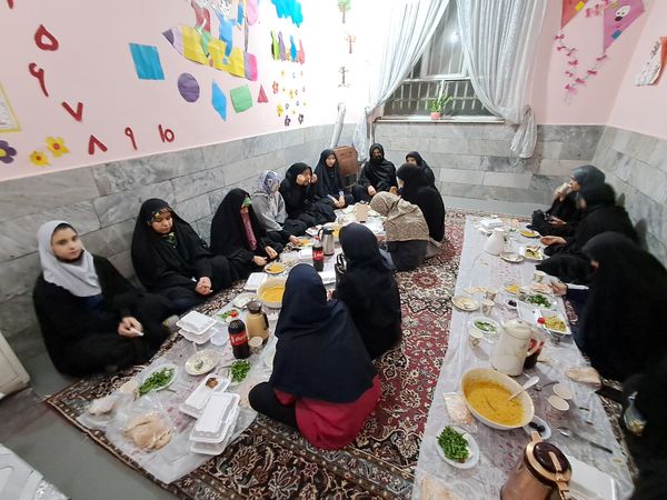 دورهمی دانش‌آموزان انجمن کانون امید انقلاب ناحیه پنج 