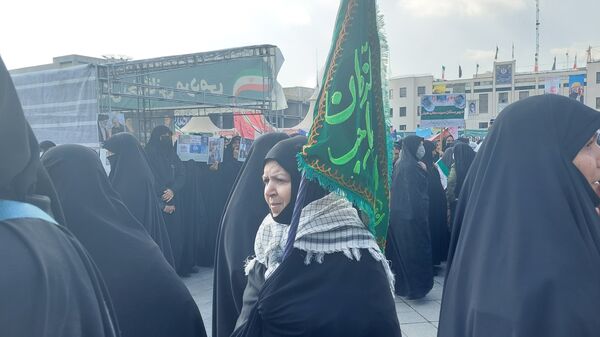 حضور پرشور دانش‌آموزان و اقشار مختلف مردم مشهد در راهپیمایی یوم‌الله ۱۳ آبان