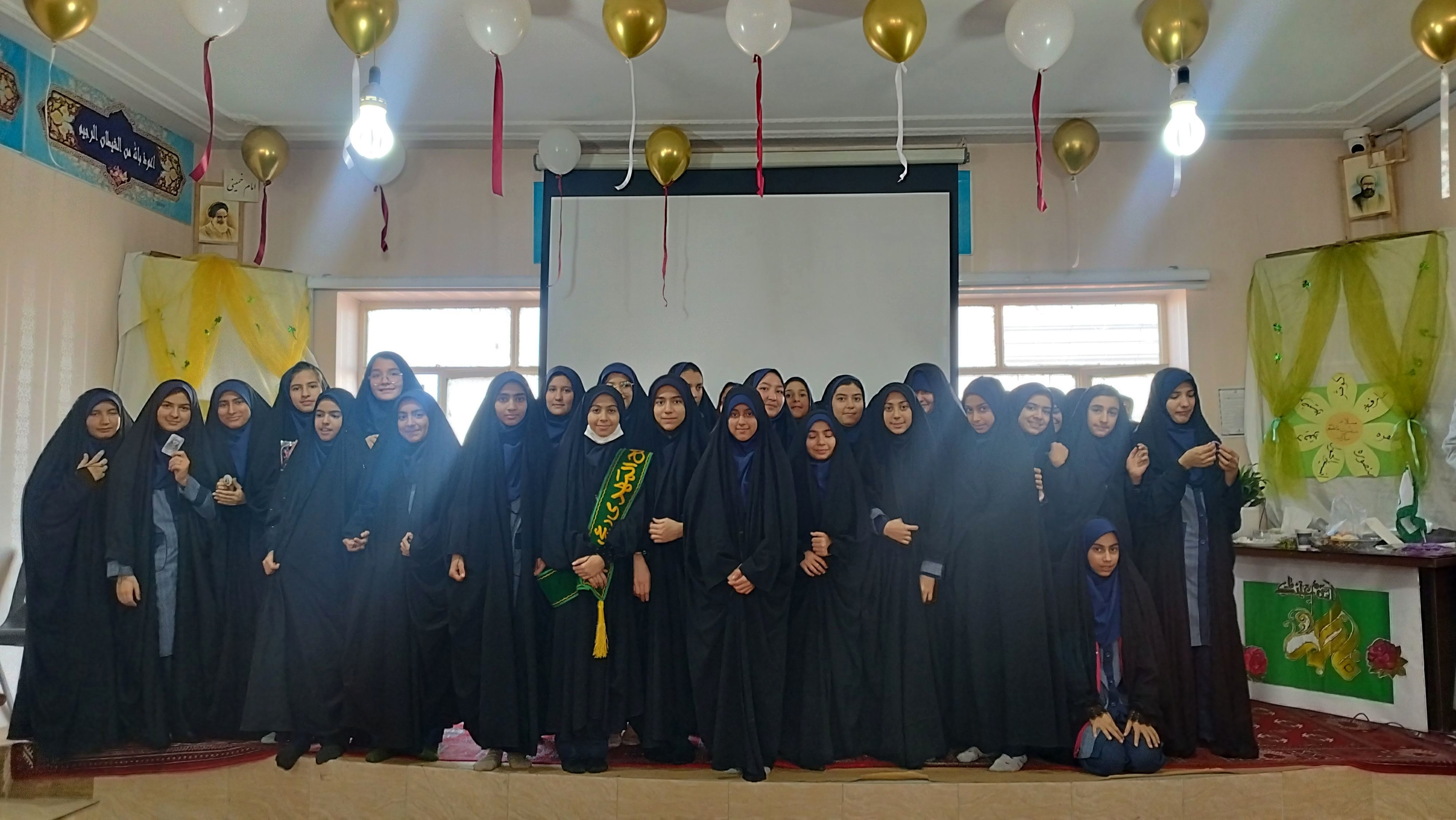 روز شاد و خاطره‌انگیز دانش‌آموزان در دبیرستان شاهد تکتم