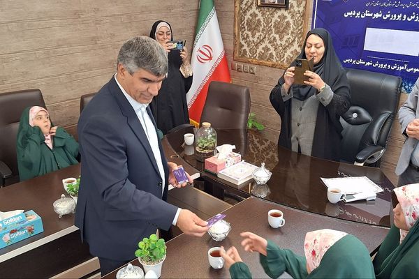 اجرای سرود به مناسبت هفته وحدت و میلاد نبی اکرم (ص) در اداره آموزش و پرورش پردیس 