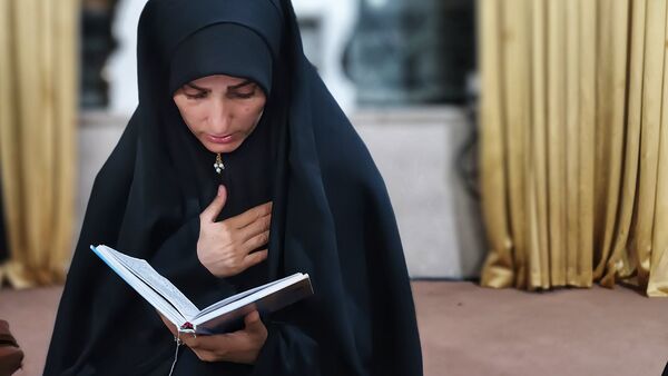 قرائت زیارت عاشورا توسط زائران مسجد جمکران در گلزار شهدای یاسوج