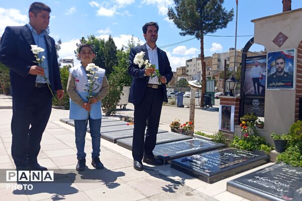 غبارروبی مزار شهدای آستان مقدس امام زاده‌حسن نسیم‌شهر