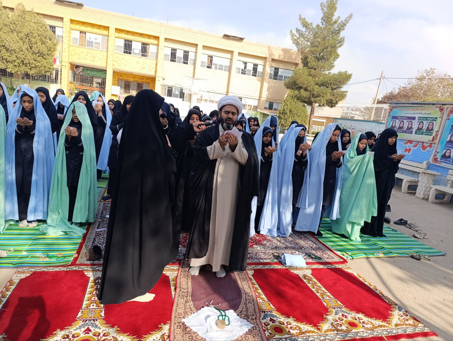 اقامه نماز باران در مدرسه شاهد قدسیان