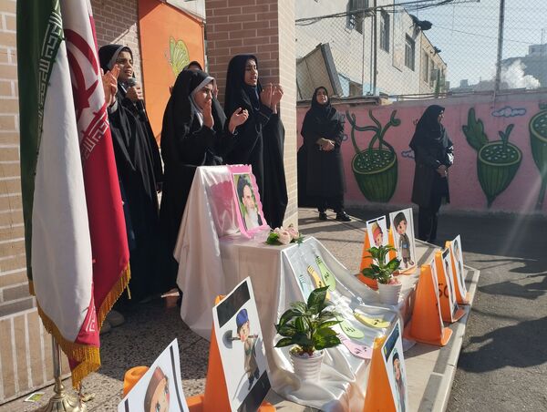 نواختن زنگ انقلاب در مدرسه انقلاب اسلامی ناحیه پنج 